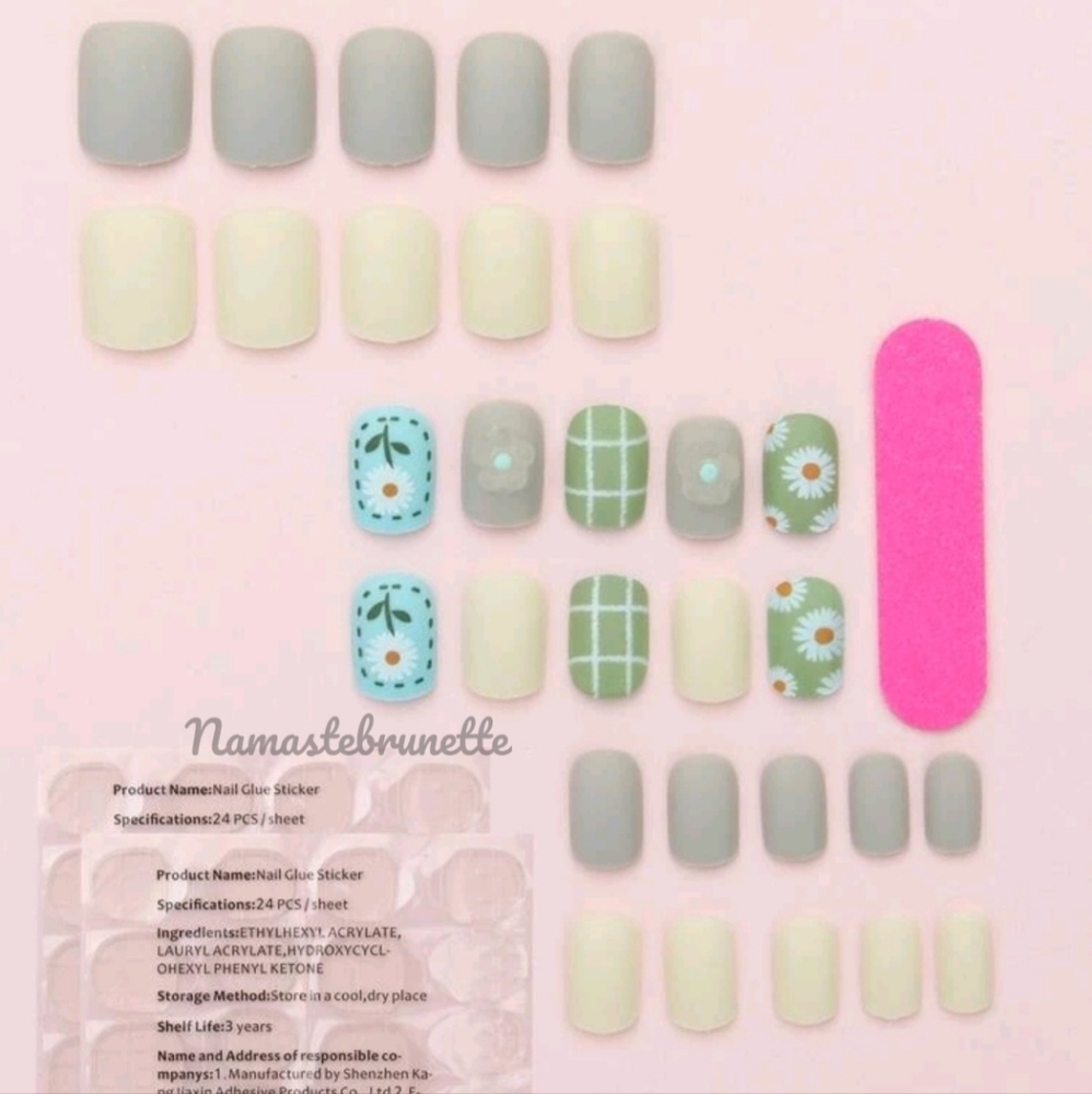 Daisy Press On Nails - Picture 2 of 10
